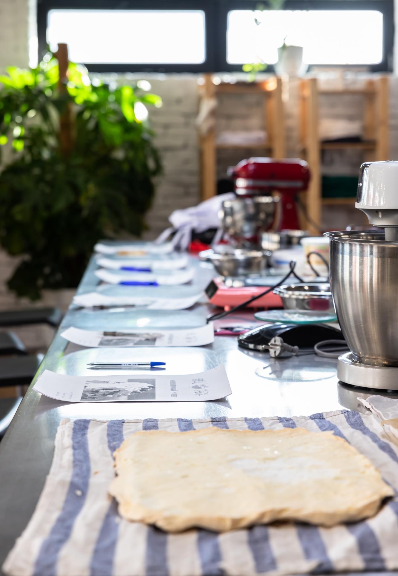 Ambiente di cucina professionale con attrezzature